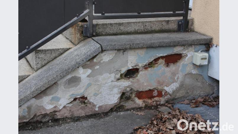 Der Außenputz an der Treppe am Haupteingang (Bild) zur Grundschule bröckelt. Die Reparatur des Putzes soll zeitnah erfolgen. Bild: kro