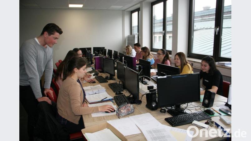 Die Klassenzimmer sind mit Bildschirmarbeitsplätzen ausgestattet. Bild: wro