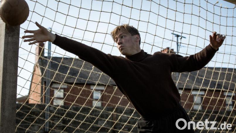 Als Kriegsgefangener kam der Bremer Bert Trautmann nach England. Dort entdeckte man durch Zufall sein Talent für Fußball. In der Biographie von Regisseur Marcus H. Rosenmüller wird der von Schauspieler David Kross verkörpert. Bild: SquareOne Entertainment