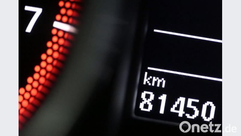 Ein Tachometer mit Kilometerstandanzeige. Symbolbild: Oliver Berg/dpa