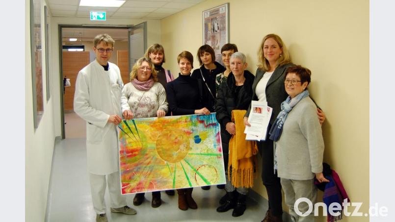 Chefarzt Dr. Matthias Hipp (links) war es ein Anliegen, die Räume und Gänge in der Klinik für Strahlentherapie am Klinikum heller und frischer zu gestalten. Ein Kunstprojekt macht das jetzt möglich. Bild: Klinikum/Dietl