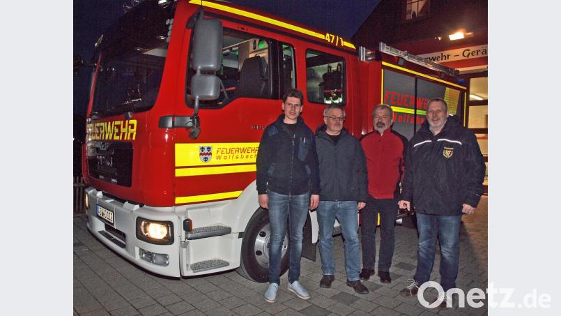 Das neue Mittlere Löschfahrzeug (MLF) der Wolfsbacher Feuerwehr mit stellvertretendem Kommandant Dominik Ernst, Kommandant Günter Schindler, Kreisbrandrat Fredi Weiß und Kreisbrandmeister Jürgen Ehrnsberger (von links). Bild: sön