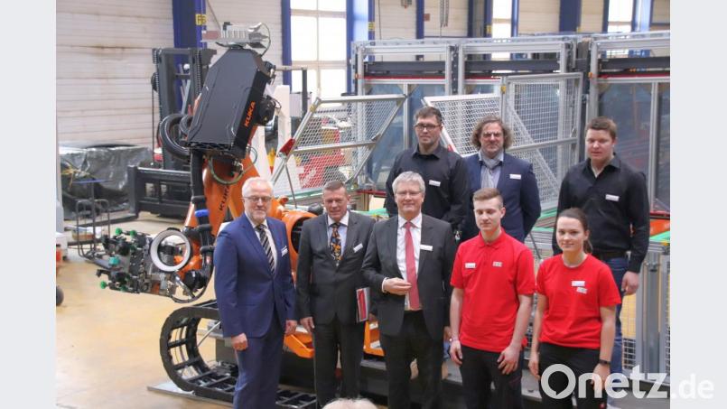 Firmenchef Hans Fleischmann (links) und Personalleiter Udo Starck (oben, Mitte), führten Ralf Holzwart (Zweiter von links) und Markus Nitsch (rechts daneben) von der Arbeitsagentur durch die Werkshallen von F.EE. Begleitet wurden sie unter anderem von zwei Auszubildenden (vorne, rechts) und deren Ausbildungsleitern (dahinter). Bild: Thomas Dobler