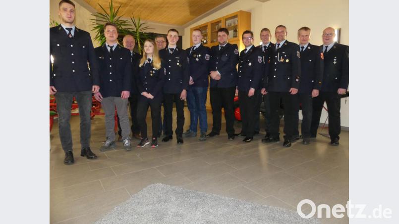 In die aktive Wehr werden aufgenommen (vorne, von links) Alexander Gradl, Philipp Dobmeier, Jacky Wolfrum und Fabian Ficker. Thomas Förster und Maximilian Gradl werden zum Oberfeuerwehrmann befördert und Korbinian Dunzer zum Löschmeister ernannt. Es gratulieren (von rechts) Vorsitzender Thomas Schreml, Kreisbrandrat Rainer Kopp, Kommandant Udo Drechsler, stellvertretender Kommandant Christian Götz und (hinten, von links) Bürgermeister Peter Lehr und Stadtverbandsvorsitzender Dieter Kies. Bild: rn