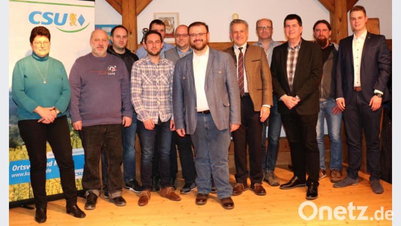 Hans Walter (vorne Mitte) bleibt an der Spitze des CSU-Ortsverbandes. Arno Stahl (Dritter von rechts), Andrea Heining und Marco Streng (Vierter von links) sind seine Stellvertreter. Bild: rpp
