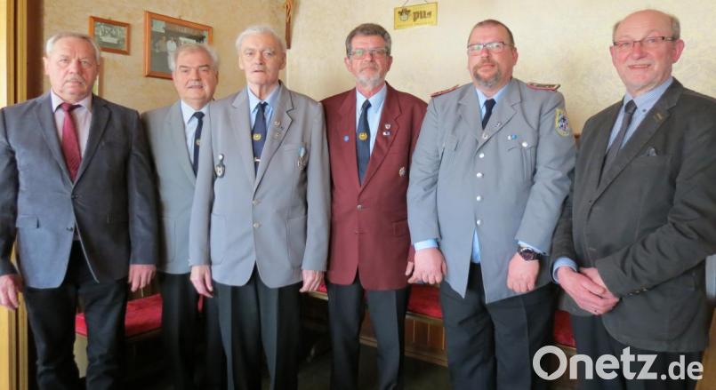 Unter Leitung von Zweitem Bürgermeister Josef Sturm (links) gingen die Neuwahlen zügig über die Bühne. Neuer Kreisvorsitzender ist Peter Schottenhaml (mit roter Jacke), der Richard Österer (Dritter von links) ablöst. Josef Graf (Zweiter von links) bleibt Kassier und Georg Köppl (rechts) Schriftführer. Neuer zweiter Vorsitzender ist Andree Pöppich (Zweiter von rechts). Bild: kö