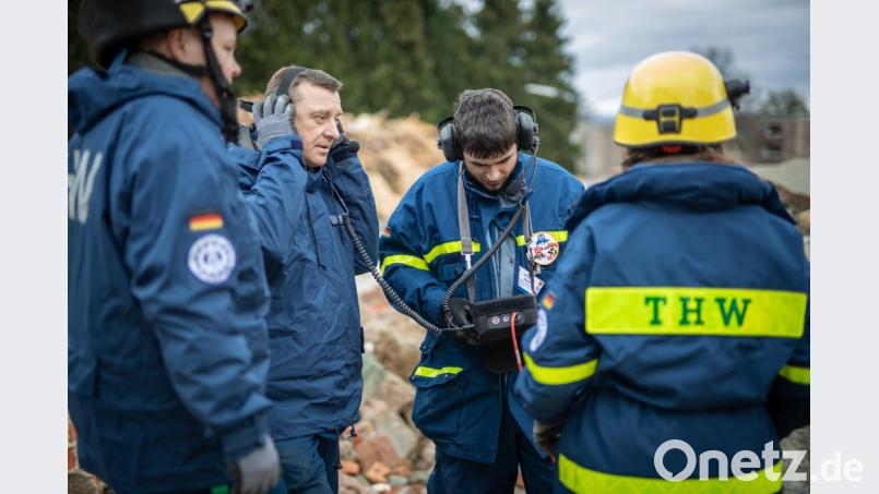 Neben ihren Hunden setzten die Einsatzkräfte der Ortungsgruppen bei der Suche nach Verschütteten auch auf elektronisches Gerät. Hier wird ein akustisches Ortungsgerät verwendet. Bild: exb