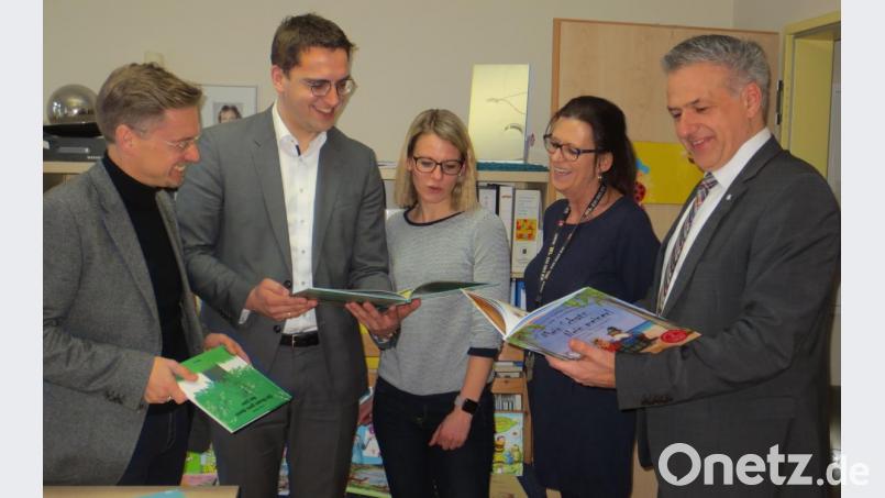 MdL Tobias Reiß, CSU-Europakandidat Christian Doleschal, Ina Schattan, Kinderhausleiterin Sigrid Eger und Bürgermeister Roland Grillmeier (von links) beim Infotermin zum Thema &quot;Sprach-Kita&quot;. Bild: si