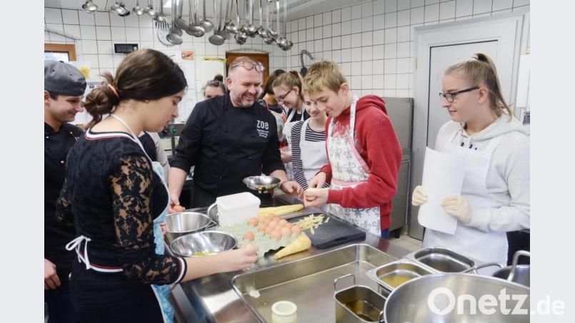 In der Küche von Restaurantbetreiber Jürgen Pufke (Mitte) legen die Schüler selbst Hand an. Bild: Gabi Schönberger