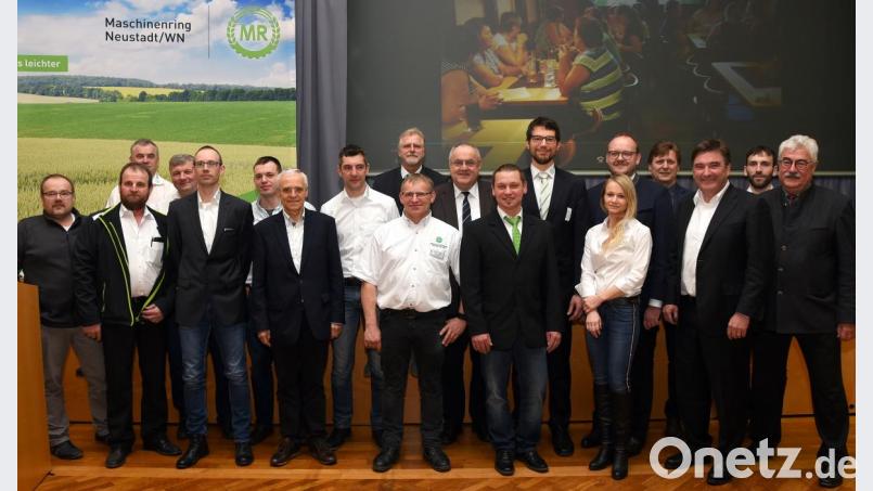 Mit viel Dynamik und Zuversicht blickt der Maschinenring Neustadt in die Zukunft. Vorsitzender bleibt Sebastian Scharnagl (vorne, Vierter von rechts). Bild: bgm