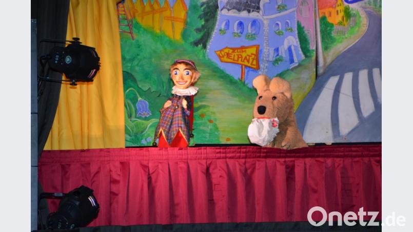 Kasperl und Wuschel sind die Stars bei der Polizeipuppenbühne Weiden. Mit ihnen lernen die Vorschulkinder das Verhalten im Straßenverkehr. Bild: dob