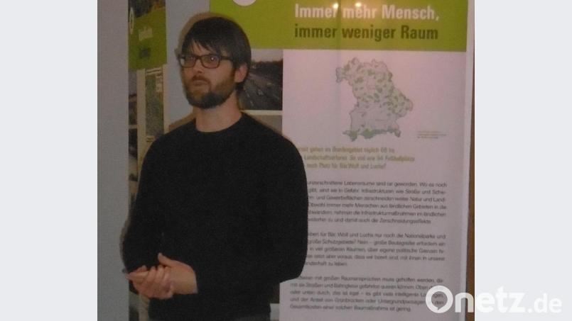 Zur Eröffnung sprach Wolfsbeauftragter Markus Martini. Bild: e