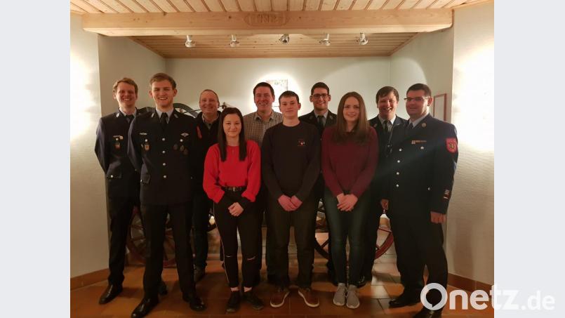 Das neue Führungsteam der Jugendfeuerwehr Schnaittenbach mit den Jugendwarten Max Nagler und Emil Dölschner (von links), 2. Vorsitzendem Daniel Künzel, stellv. Jugendsprecherin Sophie Perlinger, Vorsitzendem Konrad Bierner, Jugendsprecher Stefan Birner, Jugendwart Sebastian Kindzorra, Beisitzerin Katharina Weiß, Jugendwart Lucas Reindl und Kommandant Michael Werner. Bild: wfw