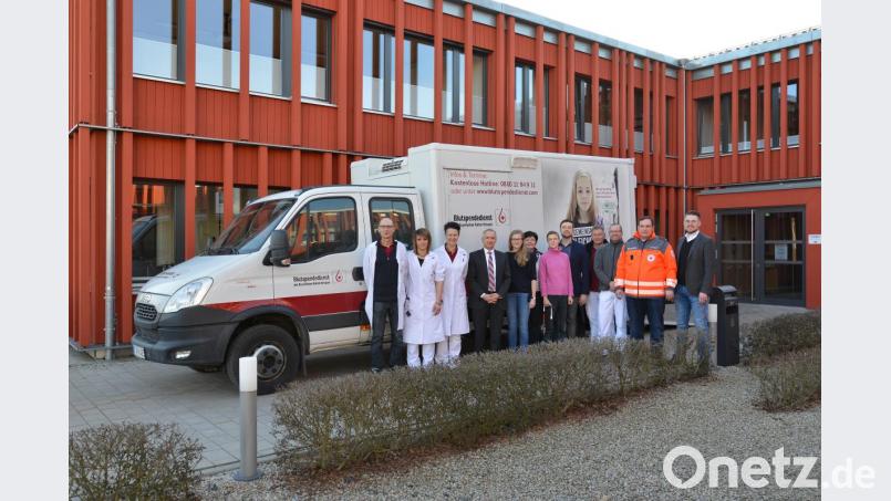 Behördenleiter Thomas Gollwitzer (Vierter von links), der Arbeitskreis Gesundheit am ALE Oberpfalz sowie stellvertretender Kreisgeschäftsführer Sven Lehner (rechts) vom Bayerischen Roten Kreuz mit seinem Team freuten sich über die zahlreiche Teilnahme an der Blutspendeaktion. Bild: ALE Oberpfalz, Stefan Neumann/exb