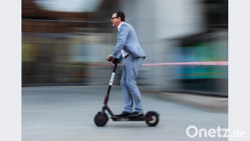 Der Pressesprecher der Stadtwerke Bamberg, Jan Giersberg, fährt mit einem Elektro-Scooter des amerikanischen E-Scooter-Sharing Anbieters Bird. Bild: Nicolas Armer/dpa