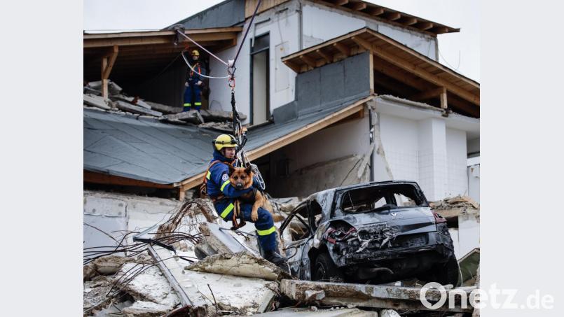Möglichst realistisch sollten die Übungen für die Rettungshunde-Teams sein. Gemeinsam mit der THW-Höhenrettung aus Bendorf seilten sich Hund und Führerin oder Führer über eine Trümmerlandschaft ab. Bild: exb