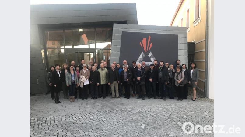Bürgermeisterin Tanja Schiffmann (Zweite von links), Museumsleiterin Regina Kiermaier (rechts), stellvertretender Bezirksheimatpfleger Florian Schwemin (Dritter von rechts) sowie Arbeitskreissprecherin Birgit Plößner vom Kultur- und Militärmuseum Grafenwöhr (Zweite von rechts) empfangen die Museumsverantwortlichen im Landkreis Neustadt zum Netzwerktreffen. Bild: exb