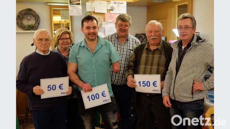 Die drei Gewinner des Preisschafkopfs dachten sich wohl, "nur Bares ist Wahres" und sicherten sich die ausgelobten Geldpreise. Bild: wlr