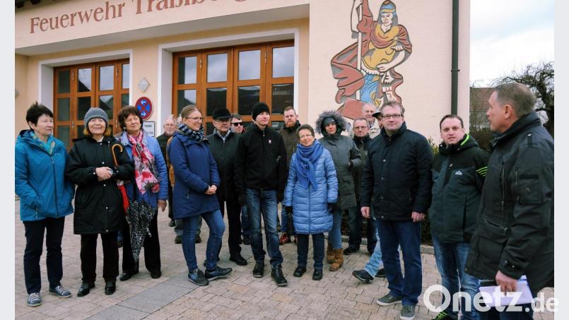 Wie er sich die Fortentwicklung der Gemeinde Poppenricht in den nächsten Jahren vorstellt, präsentiert CSU-Bürgermeisterkandidat Hermann Böhm (rechts) beim Bürgergespräch in Traßlberg. Bild: gfr