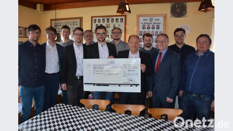 Die symbolische Scheckübergabe im TSV-Sportheim mit (von links) Wolfgang Pötzl, Peter Andritzky, Patrick Kutzer, Christopher Rüth, Reinhard Betzl, TSV-Vorsitzendem Maximilian Siller, Markus Wenisch, BFV-Schatzmeister Jürgen Faltenbacher, Markus Hümmer, Bürgermeister Max Bindl, Thomas Bernreuther und Rainer Baumgärtner. Bild: jr