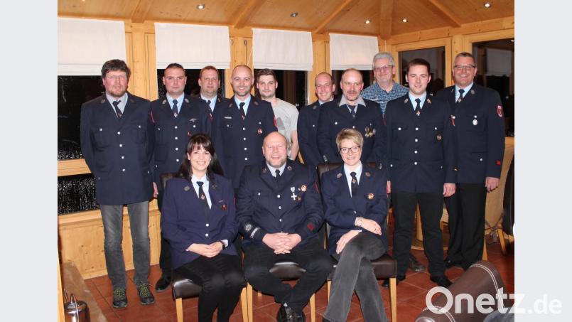 Erster Vorstand German Hartmann (Erster von rechts), zweiter Vorstand Marco Eckert (Zweiter von links) und zweiter Kommandant Manfred Scharnagl (Dritter von links) mit den Geehrten Josef Schmidt (Erster von links), Thomas Bäuml (Vierter von links), Max Rubenbauer (Fünfter von links), Joachim Bauer (Fünfter von rechts), Peter Preisinger (Vierter von rechts), Oswin Gallasch (Dritter von rechts) und erster Kommandant David Riedl (Zweiter von rechts), sowie (vorne, von links) Nicole Beer, Adalbert Sporrer und Anita Wurm. Bild: Susanne Forster