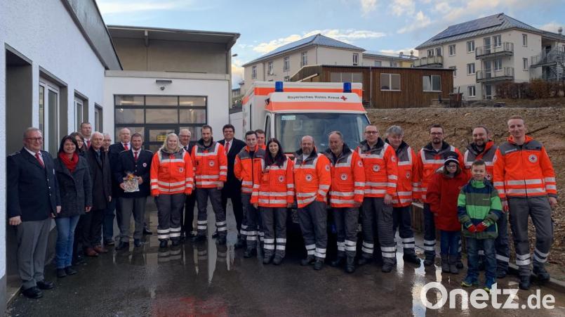 Zur feierlichen Inbetriebnahme des Standortes für den &quot;Sonderbedarf-Retter&quot; versammelten sich zahlreiche Mitglieder der BRK-Bereitschaft Armesberg. Mit im Bild ist Carmen Glöckner (Zweite von links), Kemnather Wachleiter Michael Busch und Neusorgs Bürgermeister Perer König (Vierter und Fünfter von links), sowie Kreisbereitschaftsleiter Christian Stahl und der Armesberger BRK-Bereitschaftsleiter Florian Hösl (Siebter und Achter von links), ILS Leiter Herbert Putzer (Zehnter von links) und BRK-Kreisgeschäftsführer Holger Schedl (Zwölfter von links). Bild: mde