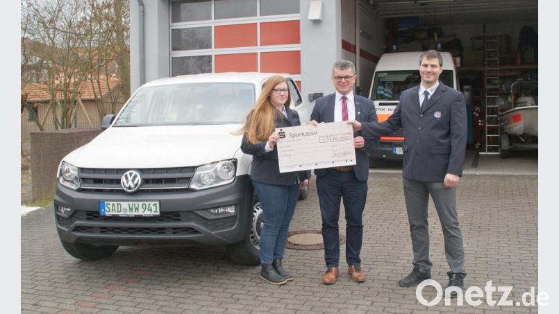 Jugendleiterin Martina Prechtl, der 1. Bürgermeister Martin Birner und 1. Vorsitzende Stefan Dirnberger bei der Scheckübergabe. Bild: agr