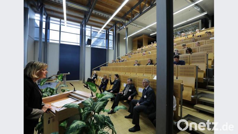 Der neunte Wissenschaftskongress für Abfall- Ressourcenwirtschaft hat in der OTH begonnen: Präsidentin Andrea Klug begrüßte die Forscher. Bild: Wolfgang Steinbacher