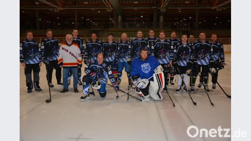 Die „Jack Bulls Stiftland&quot; freuen sich auf das Jubiläumsturnier in der Mitterteicher Eissporthalle. Von Anfang an mit dabei sind Christian Gleißner (Zweiter von links) und Vladislav Migula (Dritter von links). Bild: jr