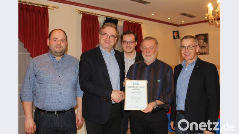 CSU-Kreisvorsitzender Alexander Flierl überreicht an Hans Graßl die Ehrenurkunde für treue Mitgliedschaft. Dazu gratulieren (von links) der stellvertretende Ortsvorsitzende Peter Schwendner, Europawahl-Listenkandidat Tobias Ehrenfried und Ortsvorsitzender Richard Brunner. Bild: frd