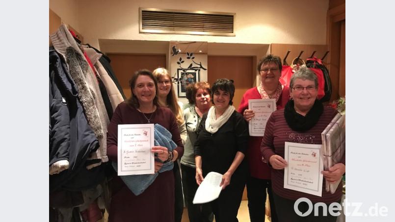 Ein echter Rommè-Fan lässt sich auch von schlechtem Wetter nicht von der Turnierteilnahme abhalten. Bild: exb