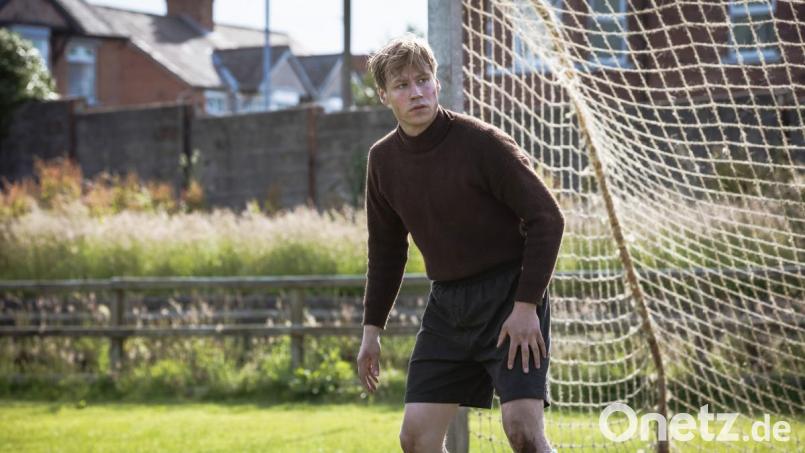 David Kroos („Der Vorleser“, „Ballon“) schnürt im neuen Film von Marcus H. Rosenmüller die Fußballschuhe. Der Schauspieler mimt den legendären Torhüter Bert Trautmann. Bild: SquareOne Entertainment/dpa