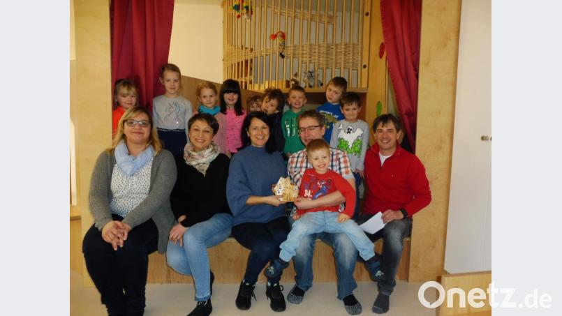 Die Organisatoren Stefanie Philipp (von links) und Katrin Heindl sowie Markus Dumler (von rechts) und Christian Heinl mit Sohn. Bild: öt oder obe