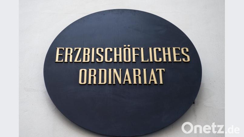 Das Metallschild "Erzbischöfliches Ordinariat" hängt am über dem Erzbischöflichen Ordinariates in München (Bayern). Archivbild: Peter Kneffel
