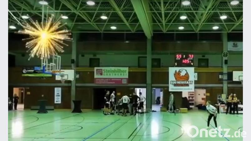 Oliver Roy trifft seinen Wurf von der Mittellinie. Bild: DJK Neustadt/WN-Basketball