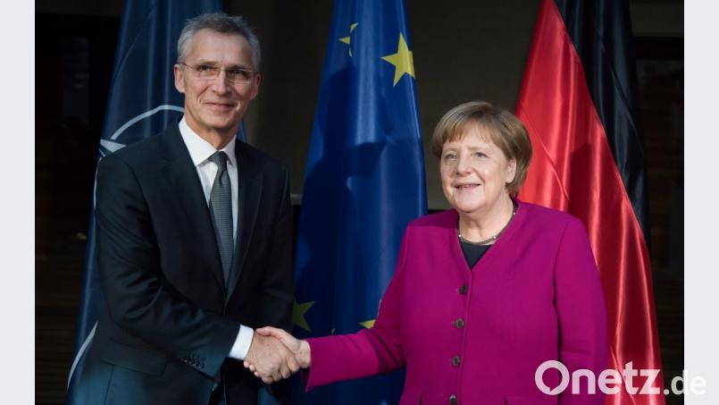 Bundeskanzlerin Angela Merkel (CDU) und Nato-Generalsekretär Jens Stoltenberg begrüßen sich am zweiten Tag der 55. Münchner Sicherheitskonferenz. Bild: Sven Hoppe/dpa