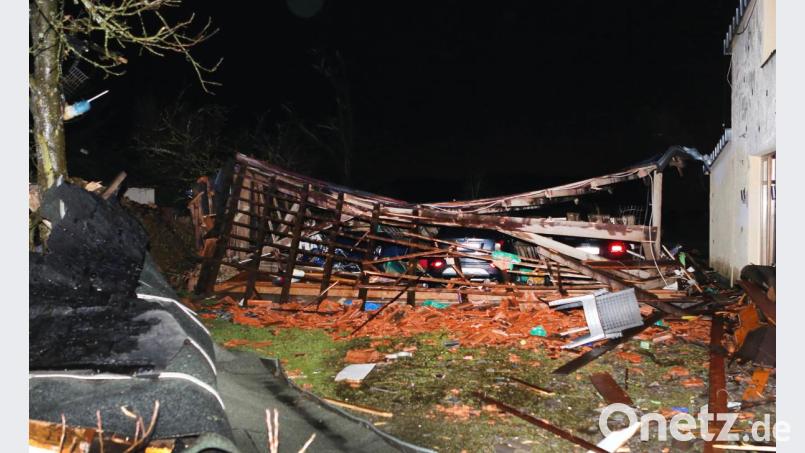 Ein eingestürztes Dach liegt auf Autos. Ein Tornado hat in der Eifelgemeinde Roetgen Dächer abgedeckt, Häuser beschädigt und die Bewohner erschreckt. Das Sturmzentrum traf die Hauptstraße der Ortschaft, mehrere Häuser können vorerst nicht mehr bewohnt werden. Bild: Ralf Roeger/dp