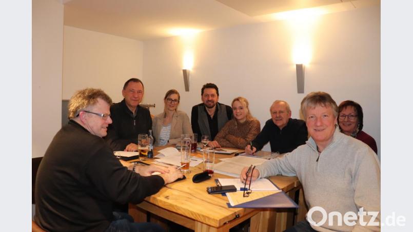Das Organisationsteam des „cooltour-Sommers“ hat bei einem Arbeitstreffen wieder ein tolles Programm auf die Beine gestellt. Die Details darf Bürgermeister Franz Stahl am 26. März vorstellen. Im Bild (von links) Bernhard Helgert, Mirko Streich, Monika Arbter-Hubrich, Wolfgang Braun, Petra Klebl-Denk, Hans Prucker, Vinzenz Rahn und Lisa Wettinger. Bild: Förderverein Fischhofpark/exb