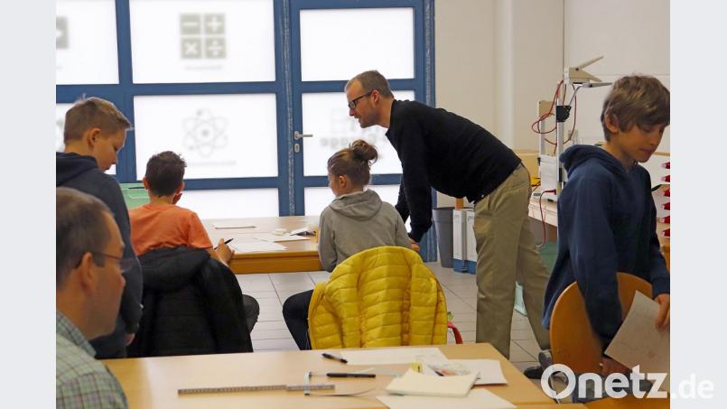 Die Kinder dürfen in der MINT-Garage viel ausprobieren. Bild: Sebastian Kopp/exb