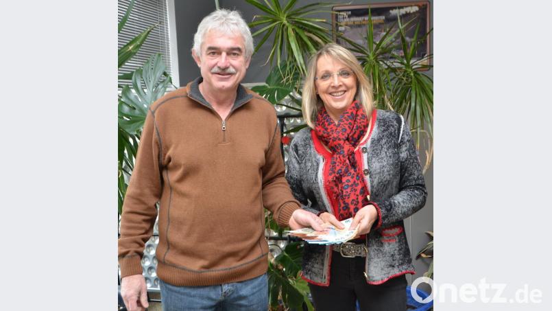 Die stellvertretende Vorsitzende des Vereins &quot;Hoffnung für Menschen&quot;, Angelika Taubmann (rechts) nimmt die 1000-Euro-Spende von Wolfgang Pröls (links) strahlend entgegen. Anstelle von Geschenken zu seinem 60. Geburtstag sammelt er Spenden für die Menschen in Südindien. Bild: dob