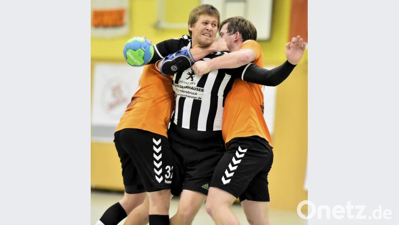 Kräftig zupacken kann nicht schaden, wenn die Handballer der HG Amberg wieder aufsteigen wollen. Bild: Ziegler