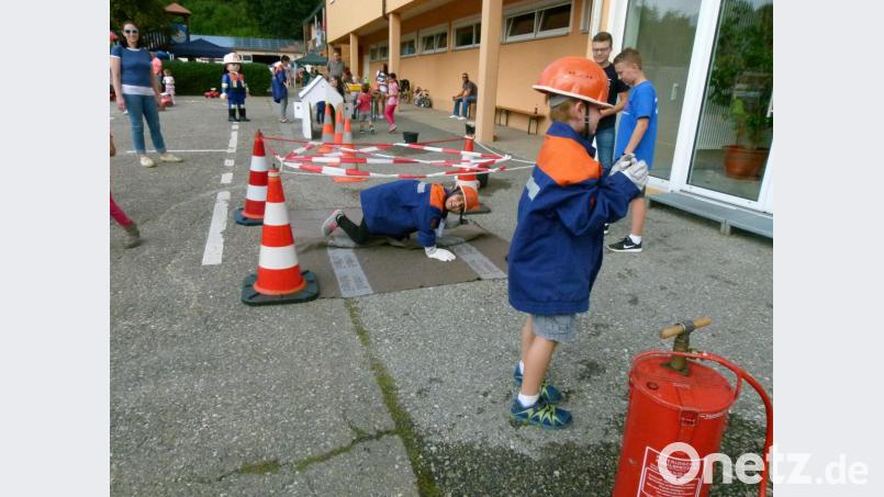 Großartig angenommen wurde der Löschparcours der Jugendfeuerwehr beim Kinderbürgerfest. Bild: rn