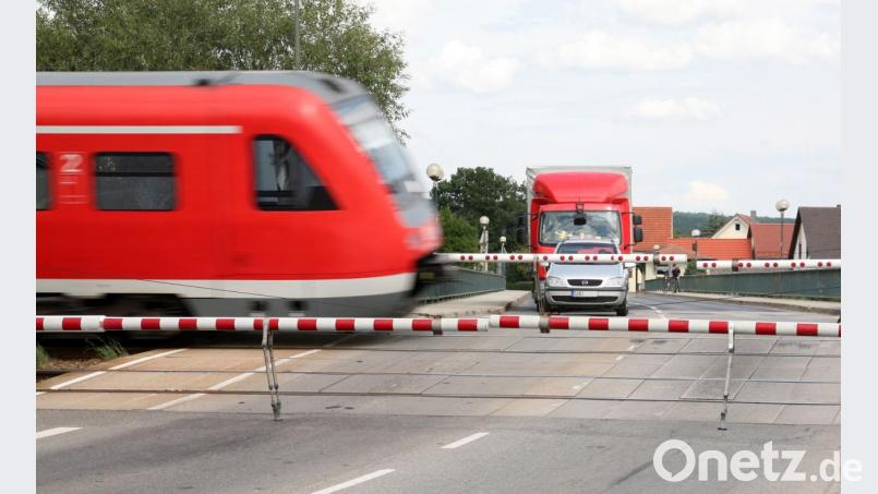 Der schienengleiche Bahnübergang in Nabburg soll beseitigt werden. Die Planungen laufen seit Jahrzehnten. Jetzt gibt es weitere Verzögerungen. Archivbild: Götz