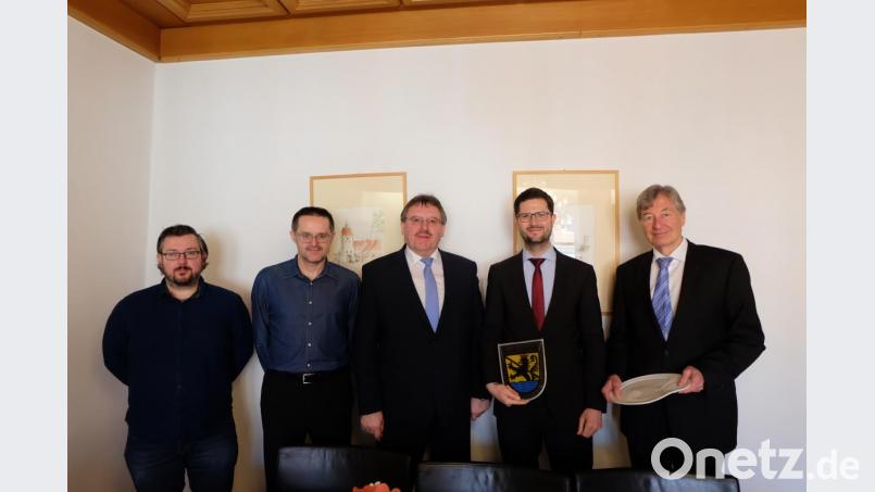 Hauptamsleiter Oliver Grollmisch (von links), Geschäftsleiter Harald Kergl und Bürgermeister Hans-Martin Schertl empfangen den neuen Vilsecker Notar Johannes Attenberger und verabschieden Rüdiger Behmer. Bild: Stefanie Gradl