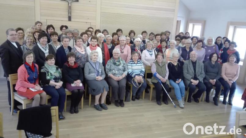 67 Teilnehmerinnen überlegen beim Fraueneinkehrtag des Landvolks, was der Begriff Heimat bedeutet. Mit dabei Referent Direktor Pfarrer Manfred Strigl (links) und KLB-Kreisseelsorger Franz Winklmann (sitzend, Dritter von rechts). Bild: fvo
