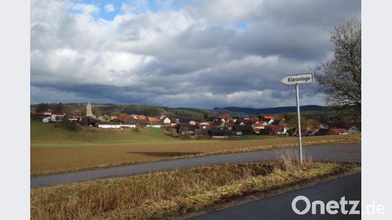 Dunkle Wolken hängen nicht nur am Himmel über Kleinschwand. Das Kanalnetz weist an vielen Stellen reparaturbedürftige Schadstellen auf, die es bis Ende 2020 zu beheben gilt. Bild: fjo