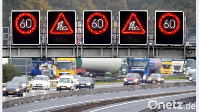 Nur Tempo 60, verengte Fahrspuren: Die Fahrt durch Autobahn-Baustellen stresst viele. Bild: Hauke-Christian Dittrich/dpa