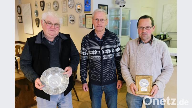 Kreiszuchtwart Josef Dötterl (Bildmitte) zeichnete in der Kreisversammlung in Eschenbach Züchterfreund Karl Luber aus Windischeschenbach (li) mit dem Bezirksehrenpreis für seine Zuchterfolge mit der Rasse &quot;Holländer&quot; aus. Hans Moritz aus Waidhaus (re) heißt der Kreis-Champion für &quot;Loh-Kaninchen&quot;. Bild: do