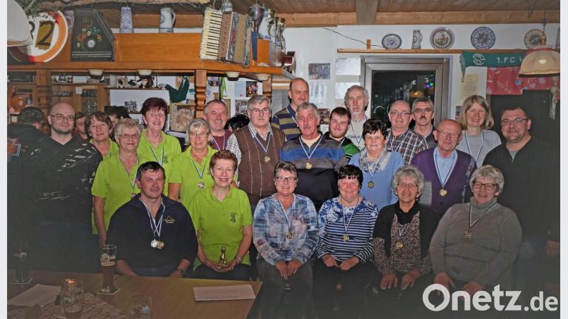 Zufriedene Gesichter: Die erfolgreichen Kegler freuen sich bei der Siegerehrung über ihre Auszeichnungen. Bild: twi