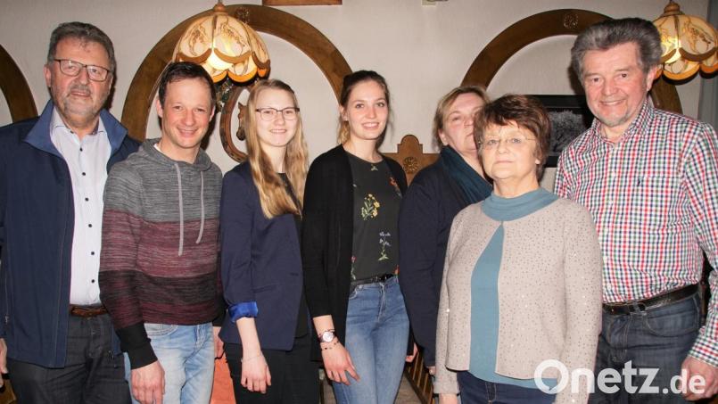 Johann Walbrunn (rechts) übergibt 900 Euro an Organisationen der Region. Bild: tu
